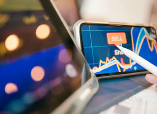 Trader analizujący opcje Bitcoin, Ethereum i forex, działający na różnych rynkach